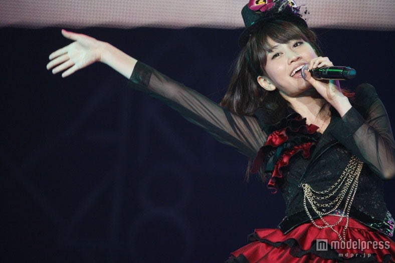 「黒い天使」を歌唱する前田敦子（C）AKS