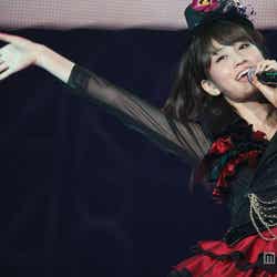 「黒い天使」を歌唱する前田敦子(C)AKS
