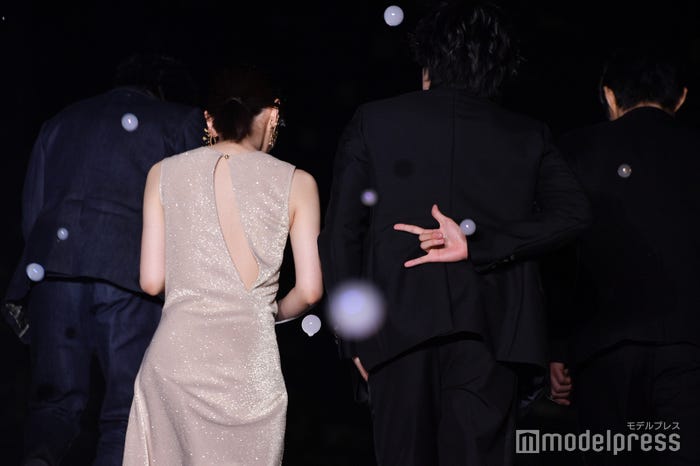 背中デザインがセクシーな北川景子、最後までファンサービスを忘れない中島健人 (C)モデルプレス