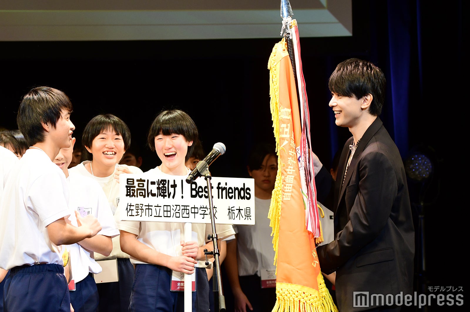 吉沢亮（右）（C）モデルプレス