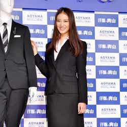 ブラックスーツ姿で会見に登場した武井咲