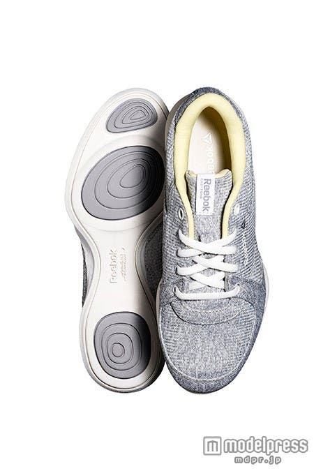 淡色グレーがオシャレなトーニングシューズ