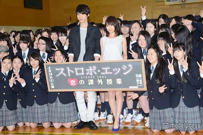 福士蒼汰がバックハグで腕まくり 胸キュン シーンを女子高生にプレゼント モデルプレス 福士蒼汰がバックハグで腕まくり 胸キュン シーンを女子高生にプレゼント モデルプレス