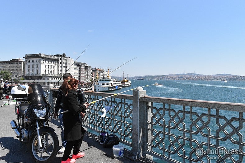 ガラタ橋で釣りを楽しむ人達