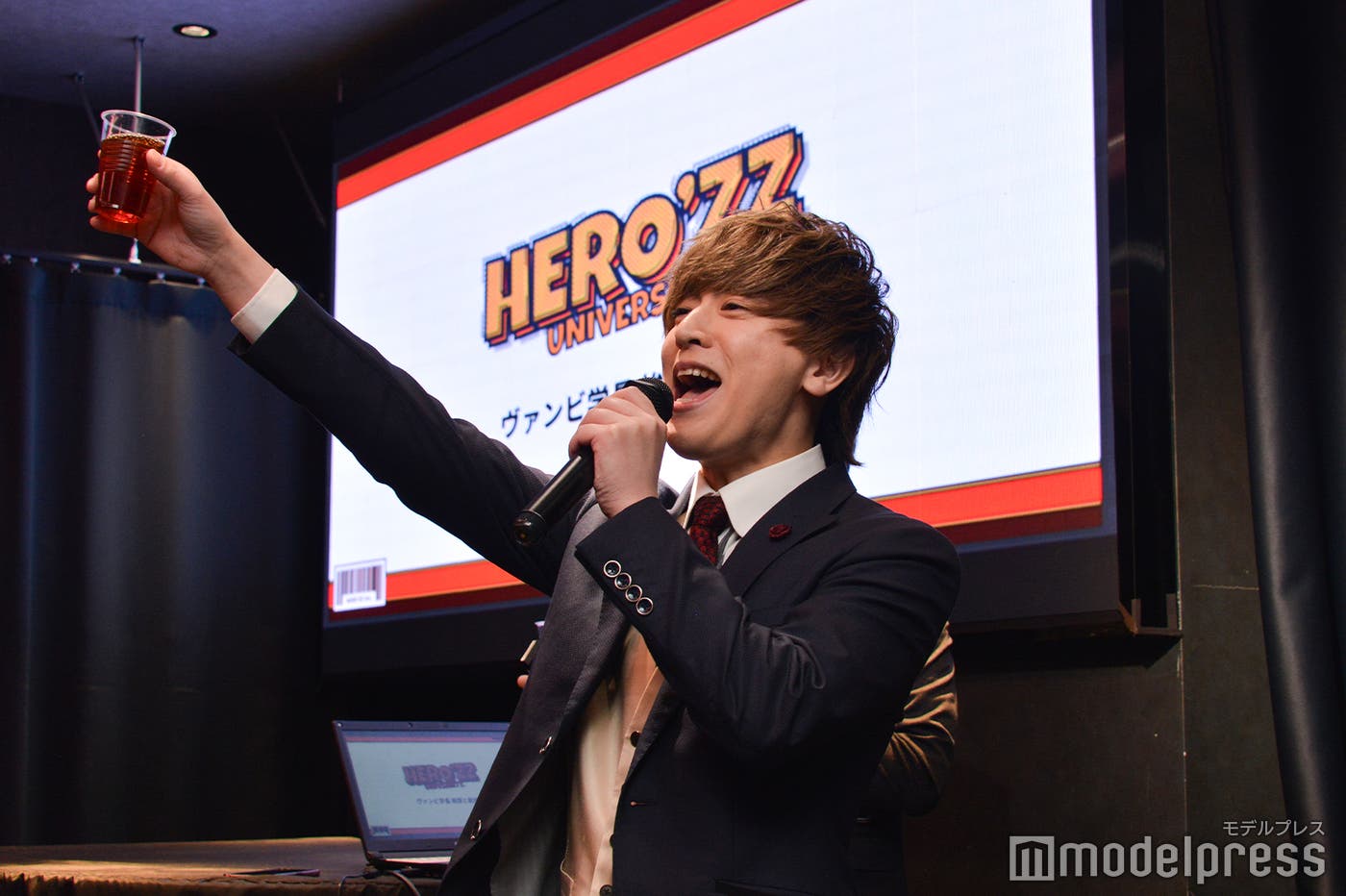 ヴァンビの乾杯(C)モデルプレス