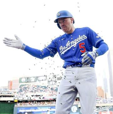 ドジャース フリーマンが特大の勝ち越しソロ！敵地に「フレディ」コールが響き渡る 初回大谷の先頭打者弾後に何かを耳打ちされる