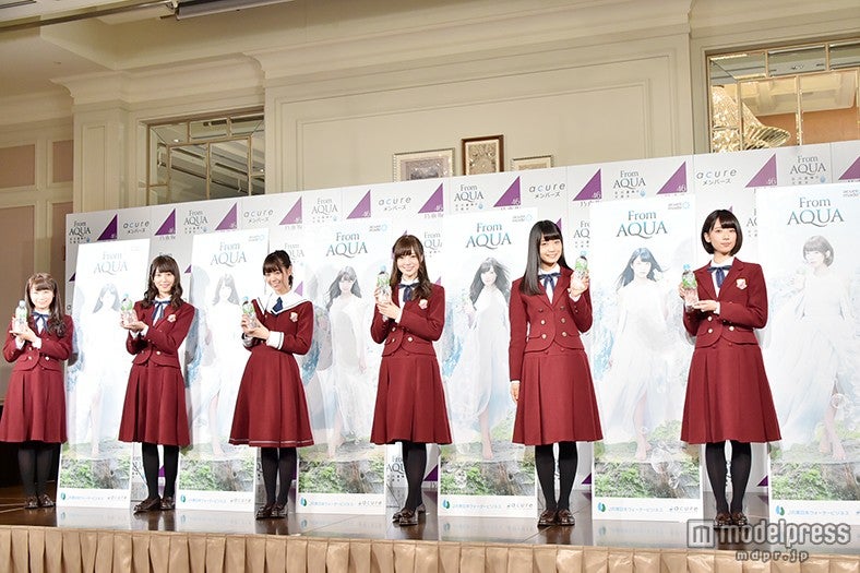 乃木坂46（左から：秋元真夏、衛藤美彩、西野七瀬、白石麻衣、深川麻衣、橋本奈々未）