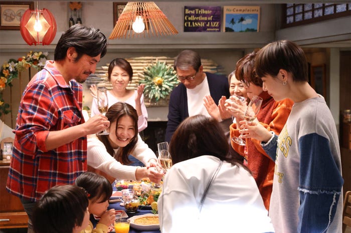 坂口憲二、佐津川愛美、飯島直子、中井貴一、小泉今日子、内田有紀、白本彩奈「続・続・最後から二番目の恋」第8話(C)フジテレビ