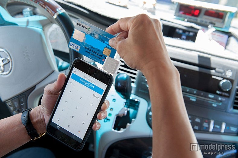 スマホ端末につけるスクエアでカード決済も簡単／Photo by 内田恒（Hisashi Uchida）