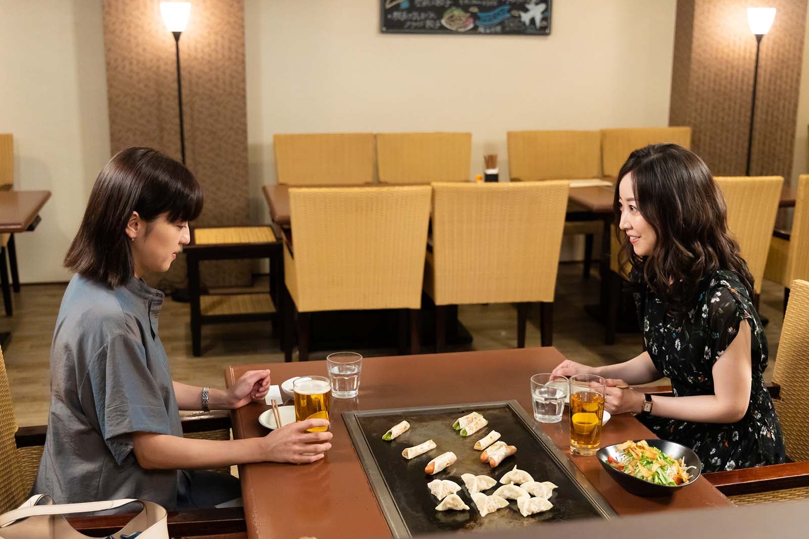 中村アン、黒川智花／「NICE FLIGHT！」第5話より（C）テレビ朝日