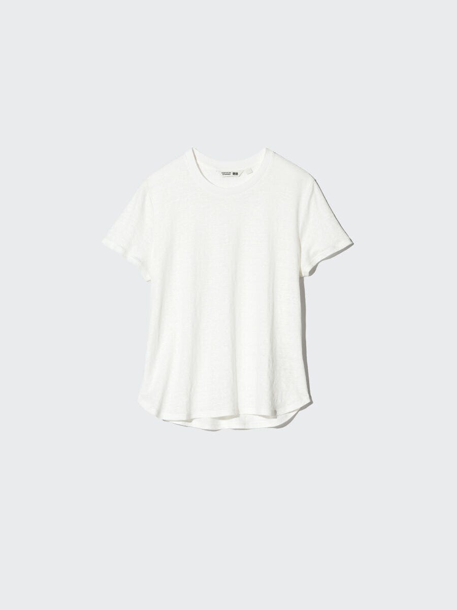 白いリネンクルーネックTシャツ。シンプルなデザインで裾はラウンドヘム。