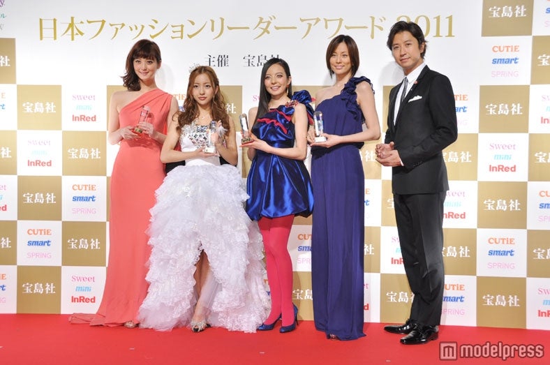 （左から）佐々木希、板野友美、ベッキー、米倉涼子、谷原章介