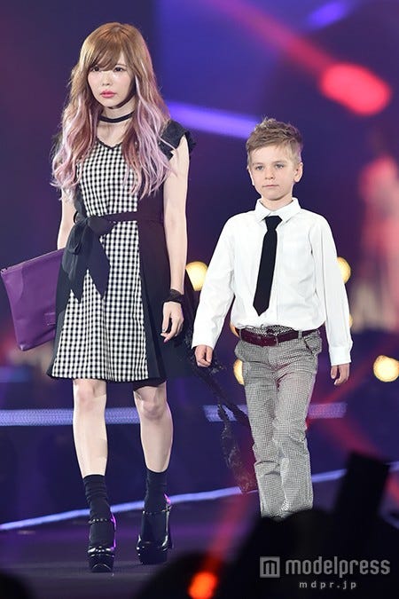 イケメンキッズモデルとランウェイに登場した益若つばさ