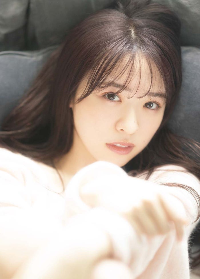 渡辺みり愛1st写真集「消極的な華やかさ」通常版表紙/(撮影:彦坂栄治)