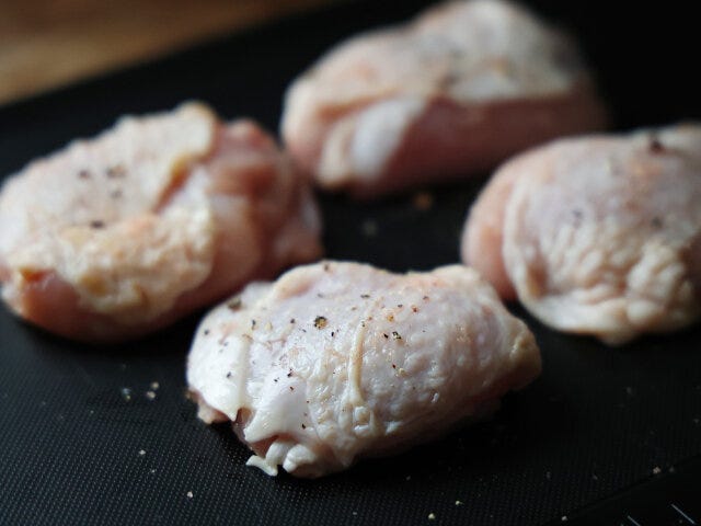 鶏もも肉は、4等分に切って表面に塩こしょうで下味を付ける。