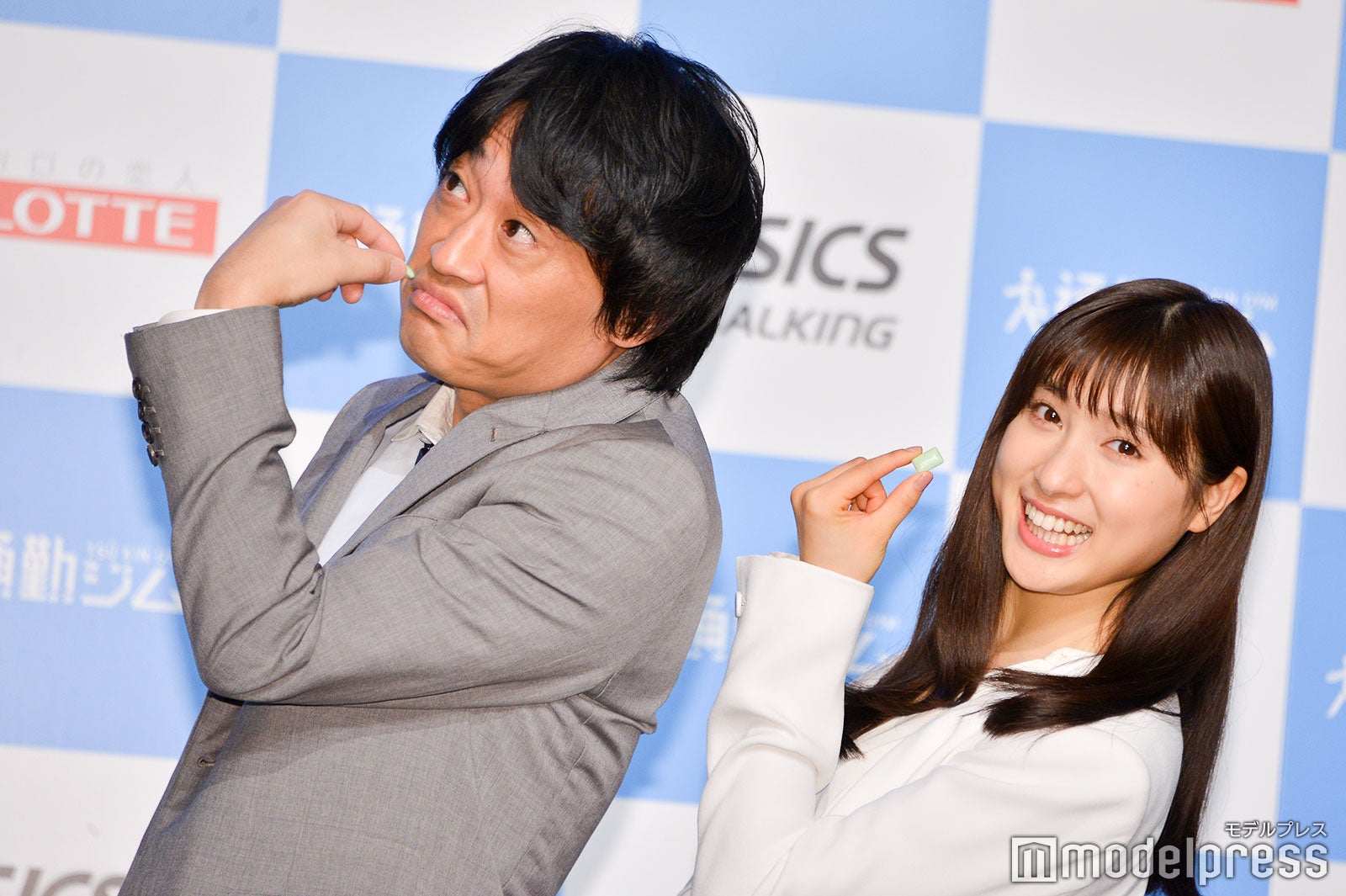 「情けない顔で」というリクエストに応じた村上健志、土屋太鳳 （C）モデルプレス