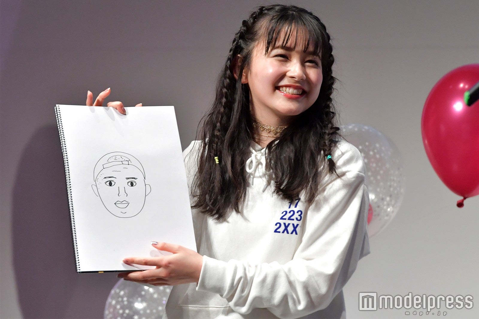 久間田琳加、マテンロウ・アントニーの似顔絵を描く（C）モデルプレス