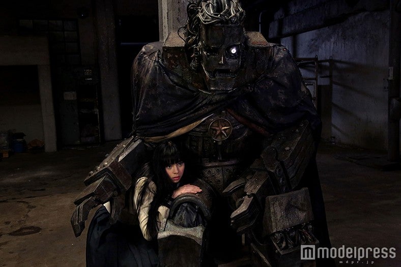 中条あやみ＆ライチ（C）2016『ライチ☆光クラブ』製作委員会