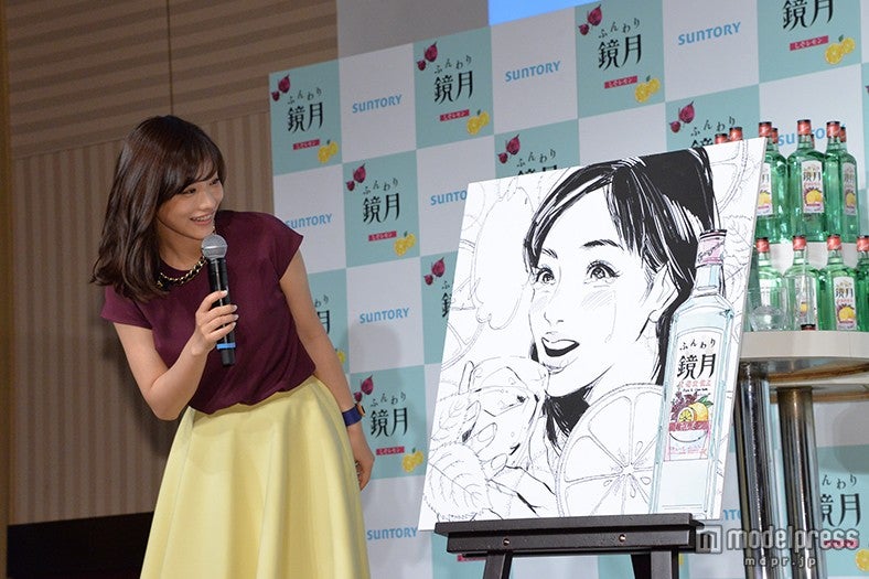 似顔絵と対面する石原さとみ