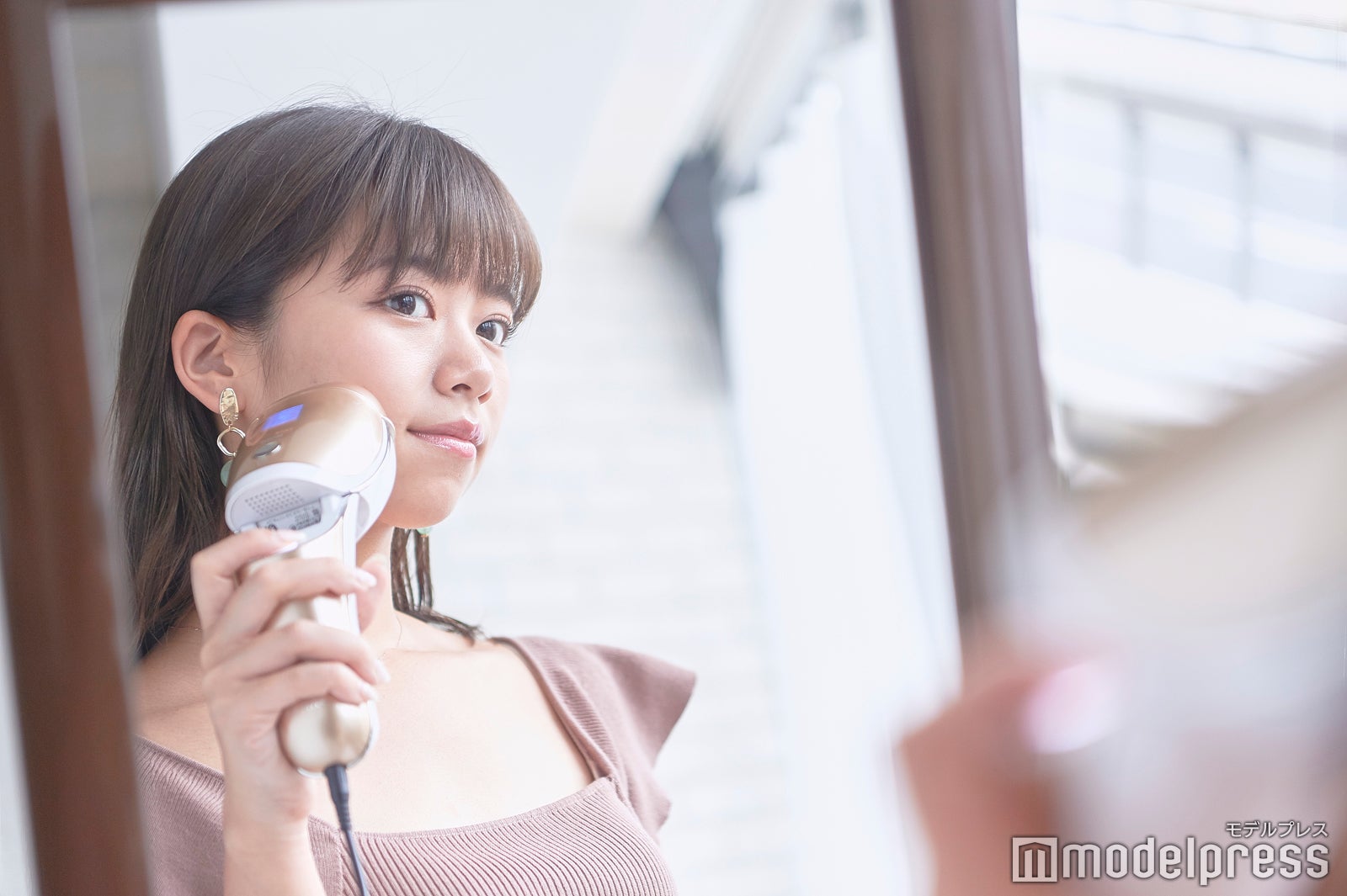 顔の細かい部分まで照射可能（C）モデルプレス