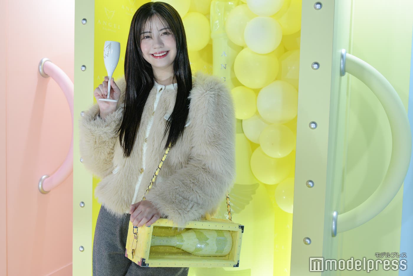 「ANGEL CHAMPAGNE」のブースで撮影を楽しむ加藤愛梨(C)モデルプレス