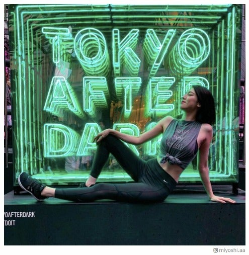 三吉彩花“美腹チラリ”ショット公開「ひたすら美しい」「憧れボディ」の声