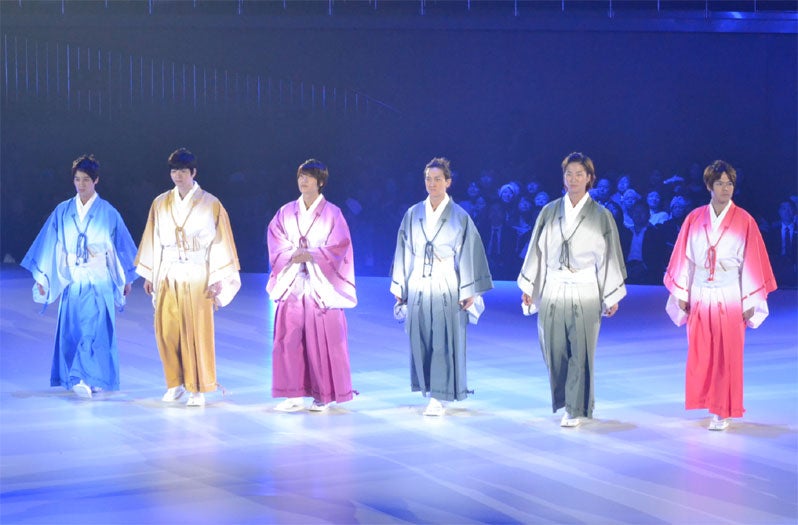 超新星、桂由美氏デザインの袴で艶やかにウォーキング