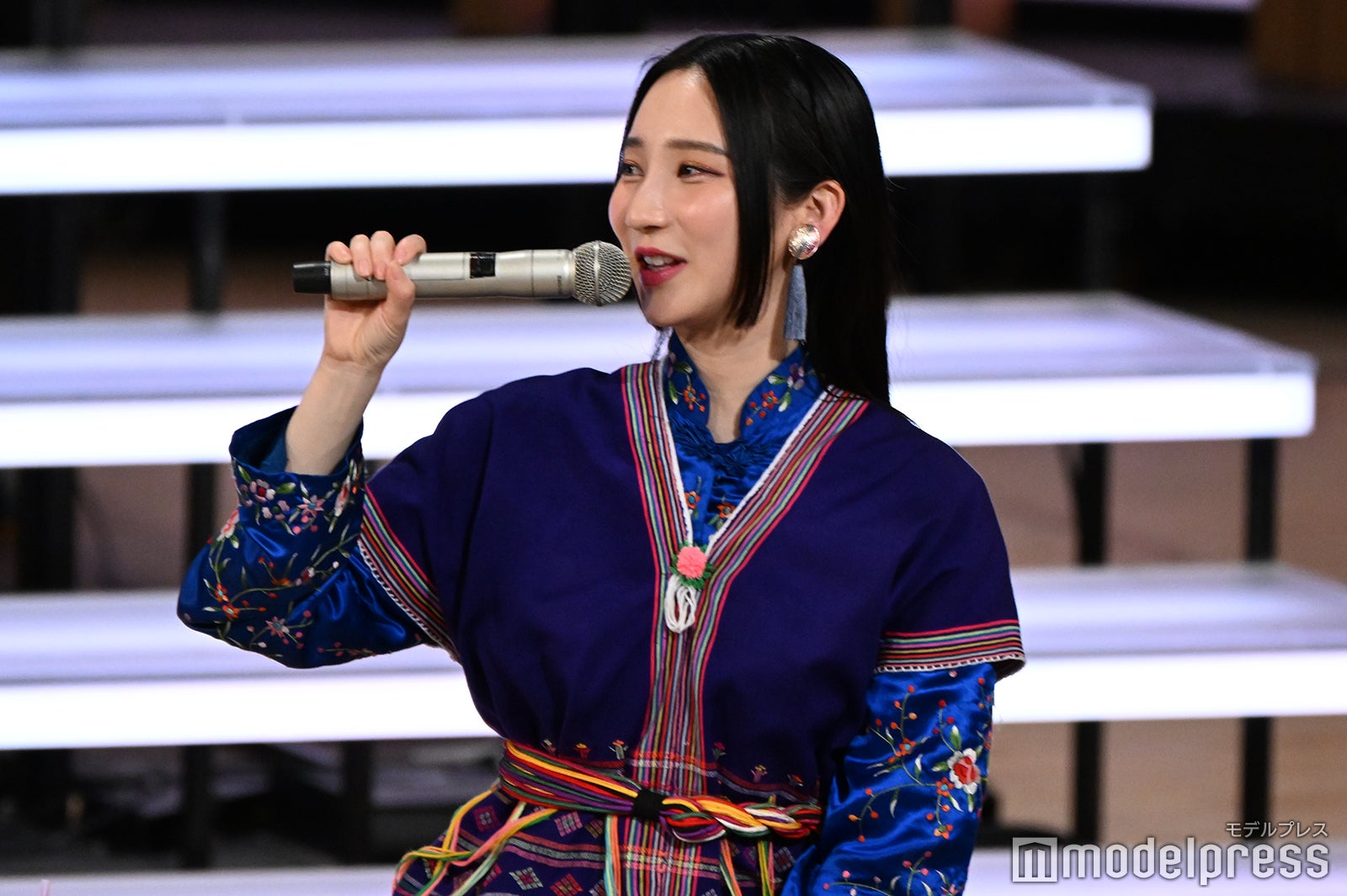 龍笛のようにマイクを持つファーストサマーウイカ（C）モデルプレス