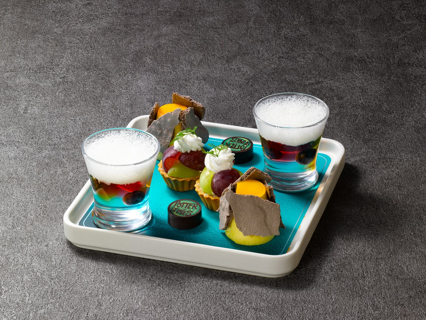 ロッキー ケーキ、ステンドグラスベリーヌ、「汚いぞポッター」ショコラ、小さなブドウのタルト／提供画像