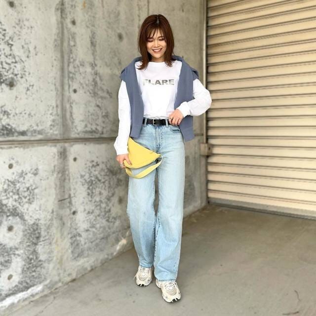 白Tコーデは肩掛けニットでおしゃれ度UP 2024年春の大人女子におすすめのデニムコーデ