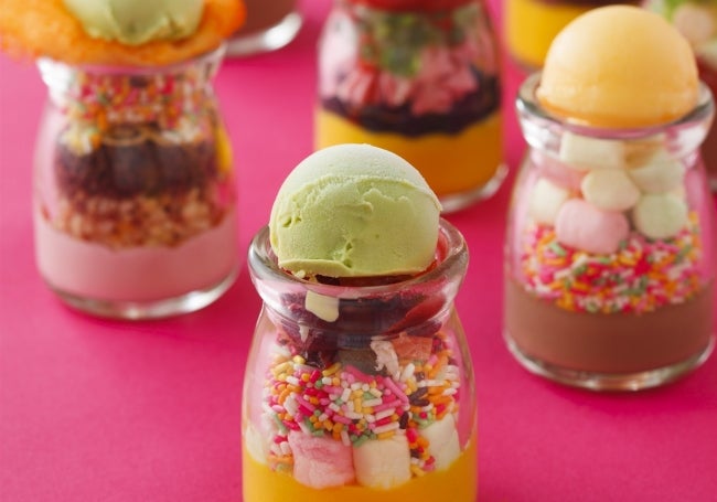 フォトジェニックな自分のオリジナルパフェが作れる“ハロウィーンパフェステーション”／画像提供：ニュー・オータニ