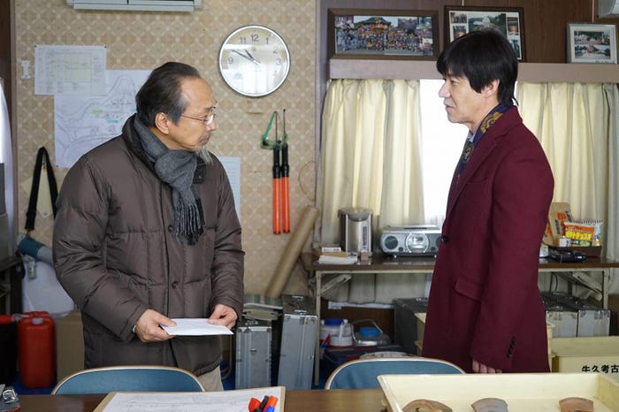 小日向文世、内村光良/「コンフィデンスマンJP」第6話より(C)フジテレビ