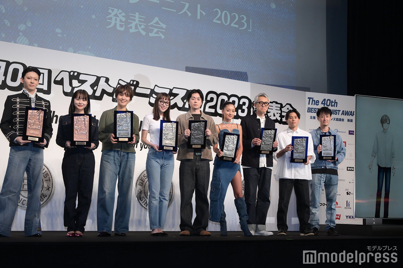 「第40回ベストジーニスト2023」授賞式に登壇した（左から）和田明日香、飯豊まりえ、菅田将暉、みちょぱ、松重豊、富樫勇樹選手、株式会社三越伊勢丹、叶（C）モデルプレス