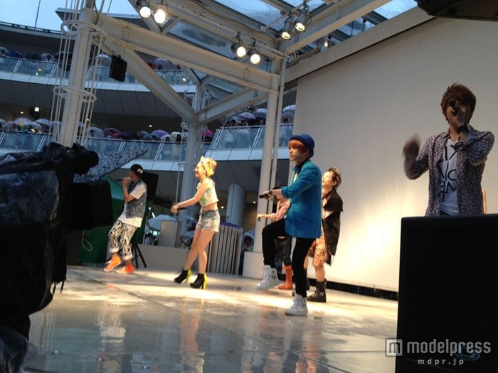 AAA「Love Is In The Air」リリースイベントの模様