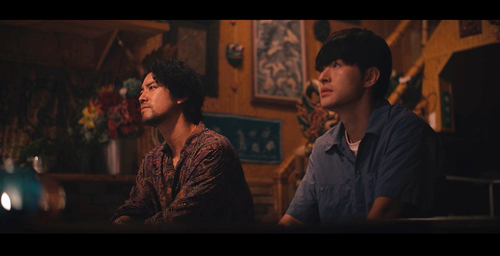 桐谷健太、佐野玲於「ルリモハリモ」MVより（提供写真）