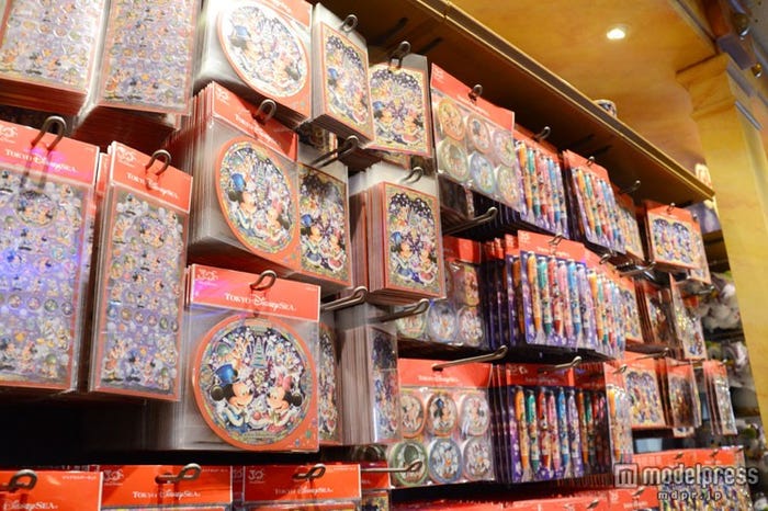 「カラー・オブ・クリスマス」登場するステンドグラスをイメージしたデザインのグッズが並ぶ/TDS