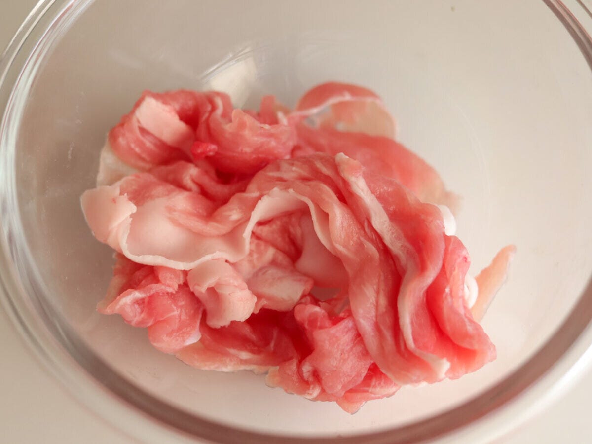 ガラスボウルに入った薄切りの豚バラ肉の俯瞰写真