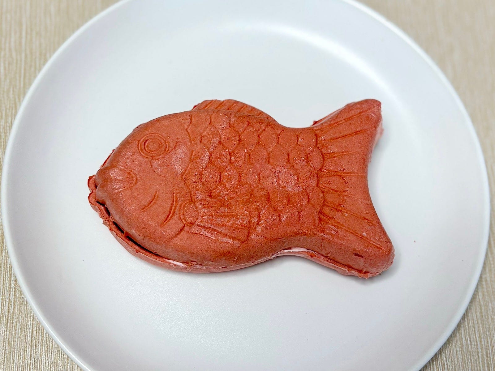 食べるのがもったいなくなるほど、愛らしいピンク色のたい焼き。食べる前からいちごの甘い香りが広がります