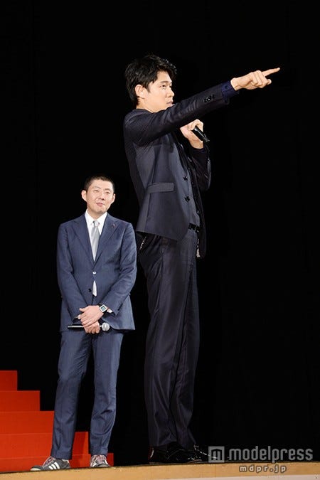 公開日の6月6日までに実行することを予告した鈴木亮平、(写真奥)荒川良々