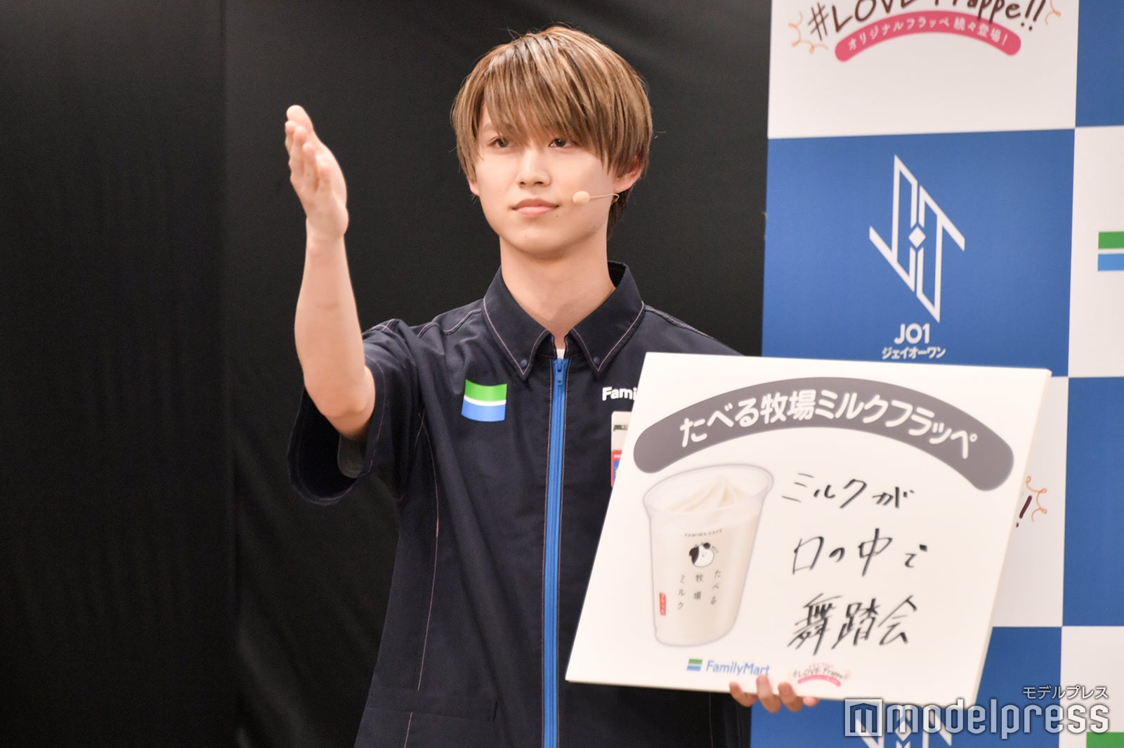 カメラに向かってキメ台詞をする白岩瑠姫（C）モデルプレス