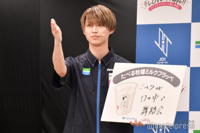 カメラに向かってキメ台詞をする白岩瑠姫(C)モデルプレス