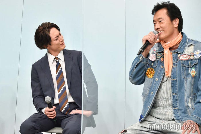 遠藤憲一が首に巻いた手ぬぐいを“マフラー”と言い首をかしげる間宮祥太朗 (C)モデルプレス