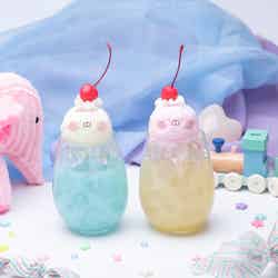 ちびちびうさまるのクリームソーダ(L)、ちびちびうさこのクリームソーダ(R)各990円(C)sakumaru/LINE