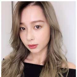 モデルプレス - Niki“期間限定”アッシュヘアにイメチェン「可愛い」「似合う」と絶賛の声