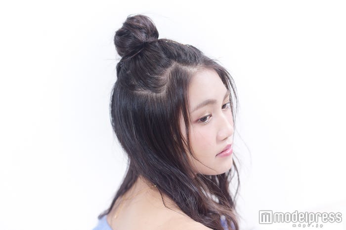 ゆるくまとめたおだんごハーフアップ(C)モデルプレス