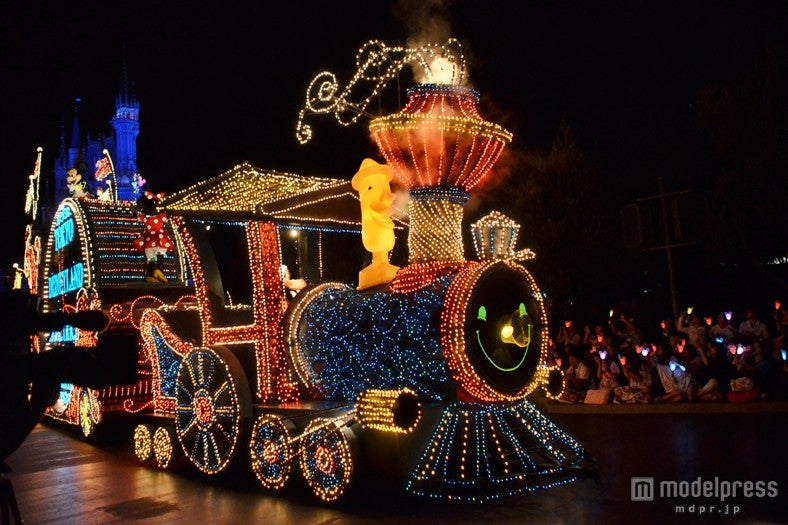 「東京ディズニーランド・エレクトリカルパレード・ドリームライツ」／新アイテム「マジカルドリームライト」と連動した様子