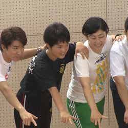 （左から）shoji、村上信五、生徒たち『FNS27時間テレビ にほんのスポーツは強いっ！』より（C）フジテレビ
