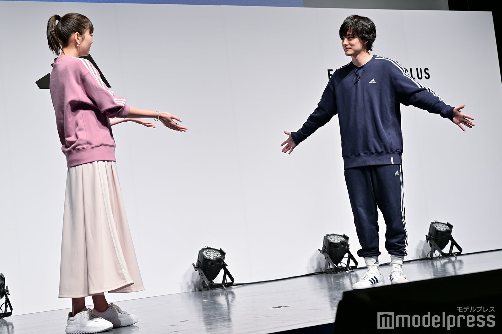 佐藤栞里、櫻井海音（C）モデルプレス