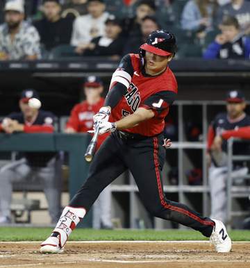 村上宗隆が6試合ぶり25号弾！待望の8月初アーチ 角度42度の美しいムーンショット 大量ビハインドのチームを鼓舞する一撃