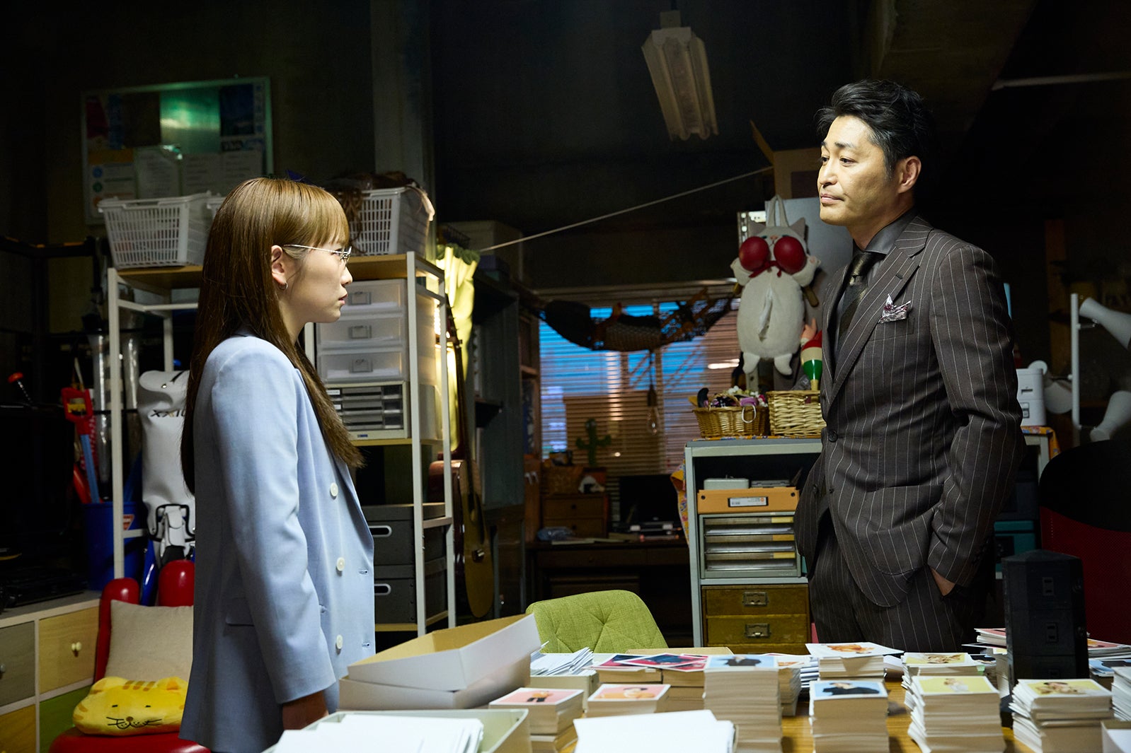 川栄李奈、安田顕「ダメマネ！ －ダメなタレント、マネジメントしますー」第1話（C）日本テレビ